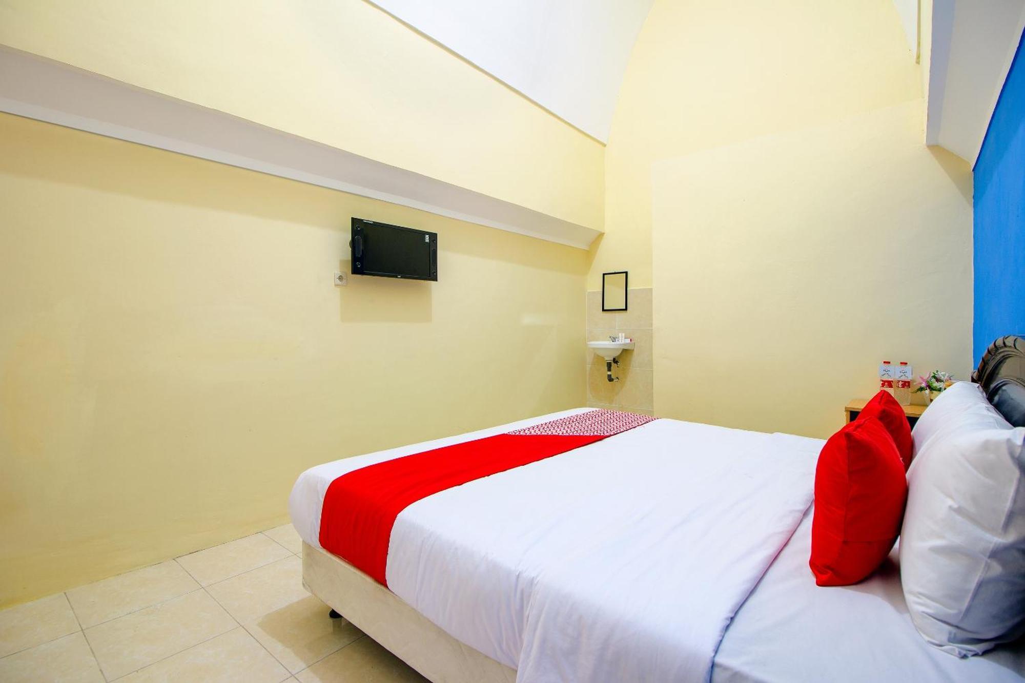 Oyo Life 1643 Grand Monica Hotel Maguwo Exterior photo
